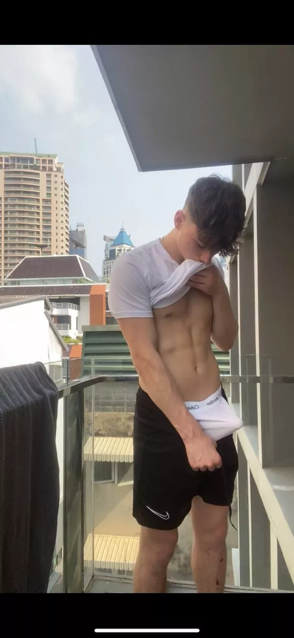 I'm so fucking horny when I'm outside...