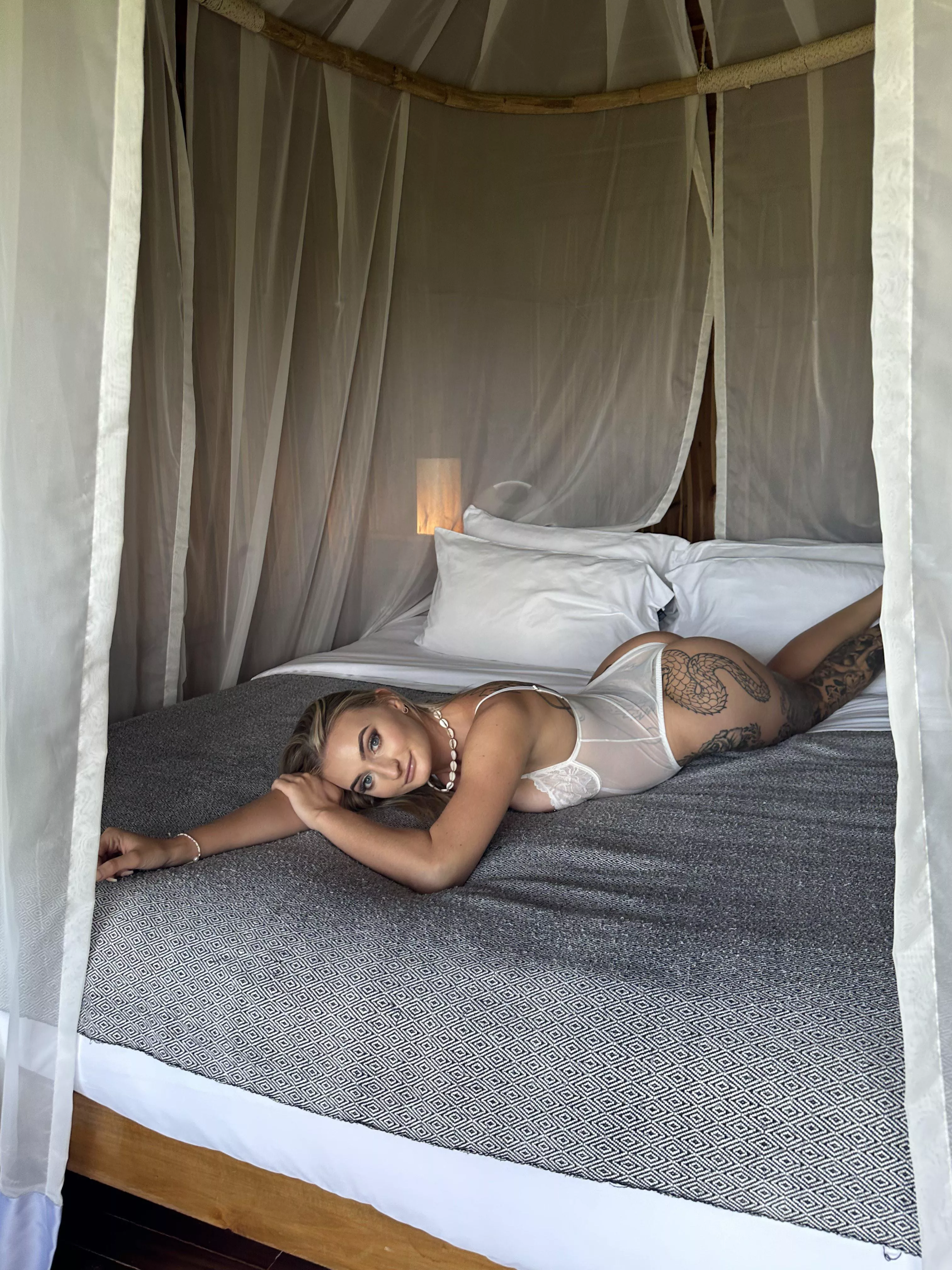 I'm so horny now daddy, spank me and then fuck me please 🥵