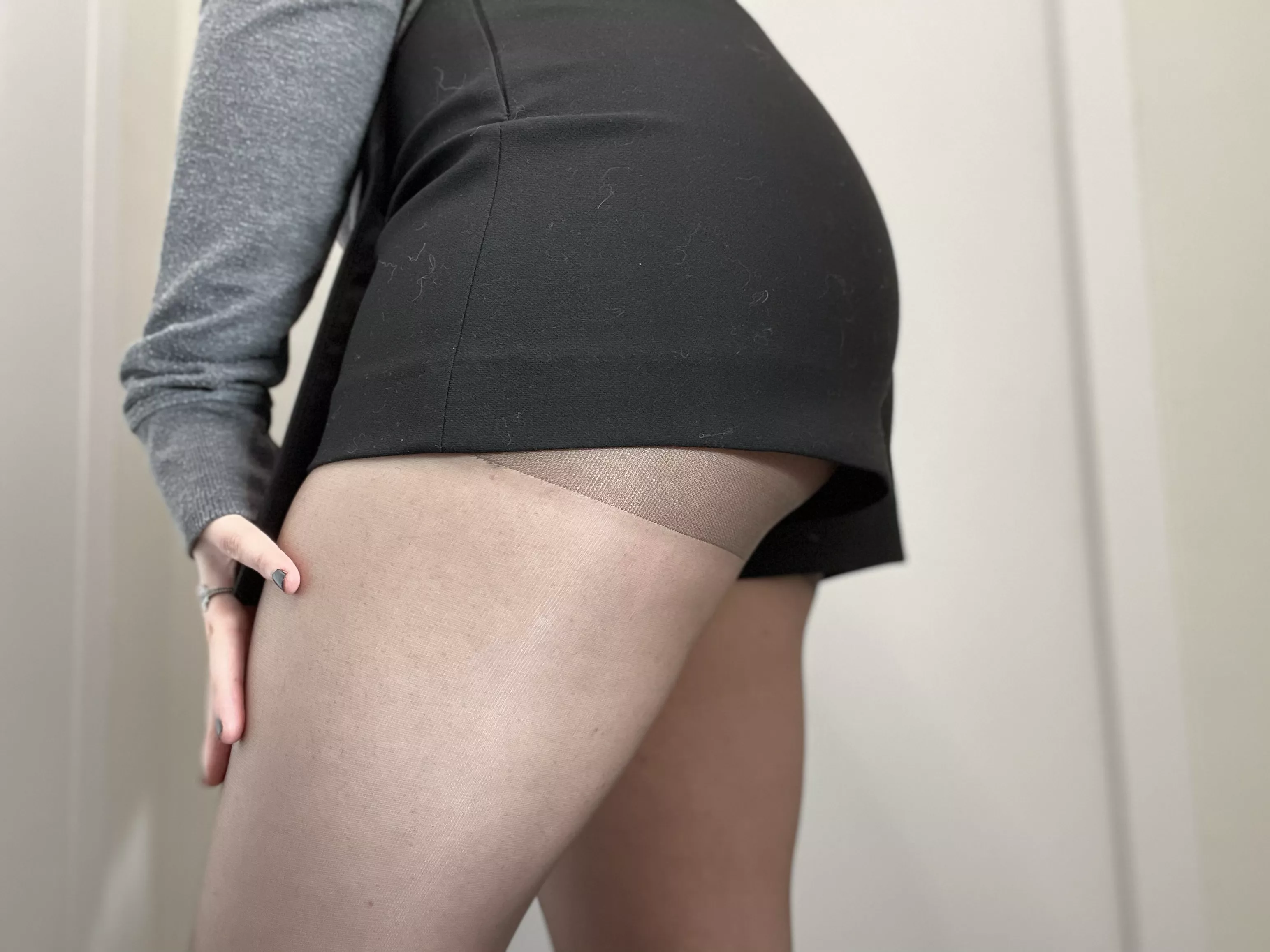 is it sexy to see the pantyhose stitching or should I hide it more? 🙊