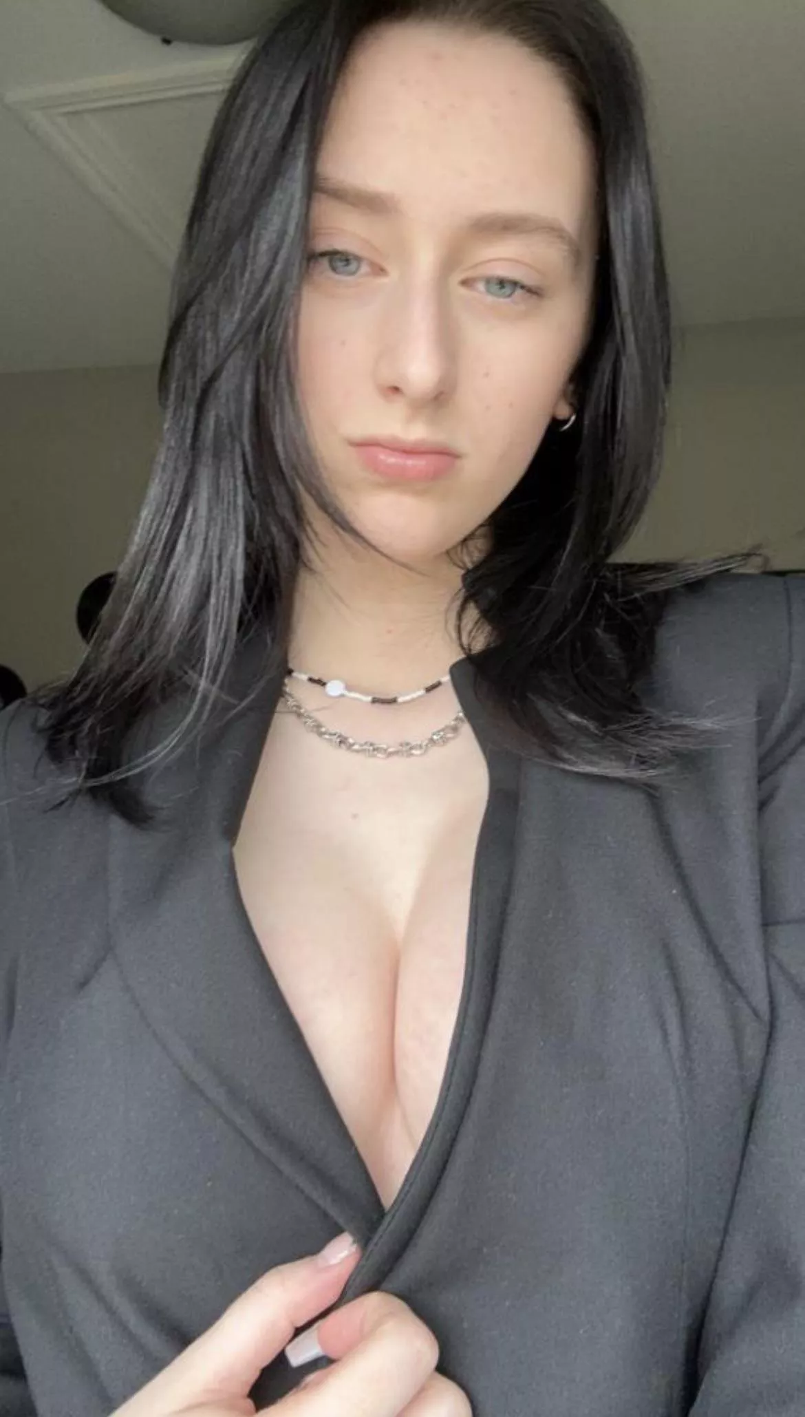 No bra - just magic buttons 🎩🪄