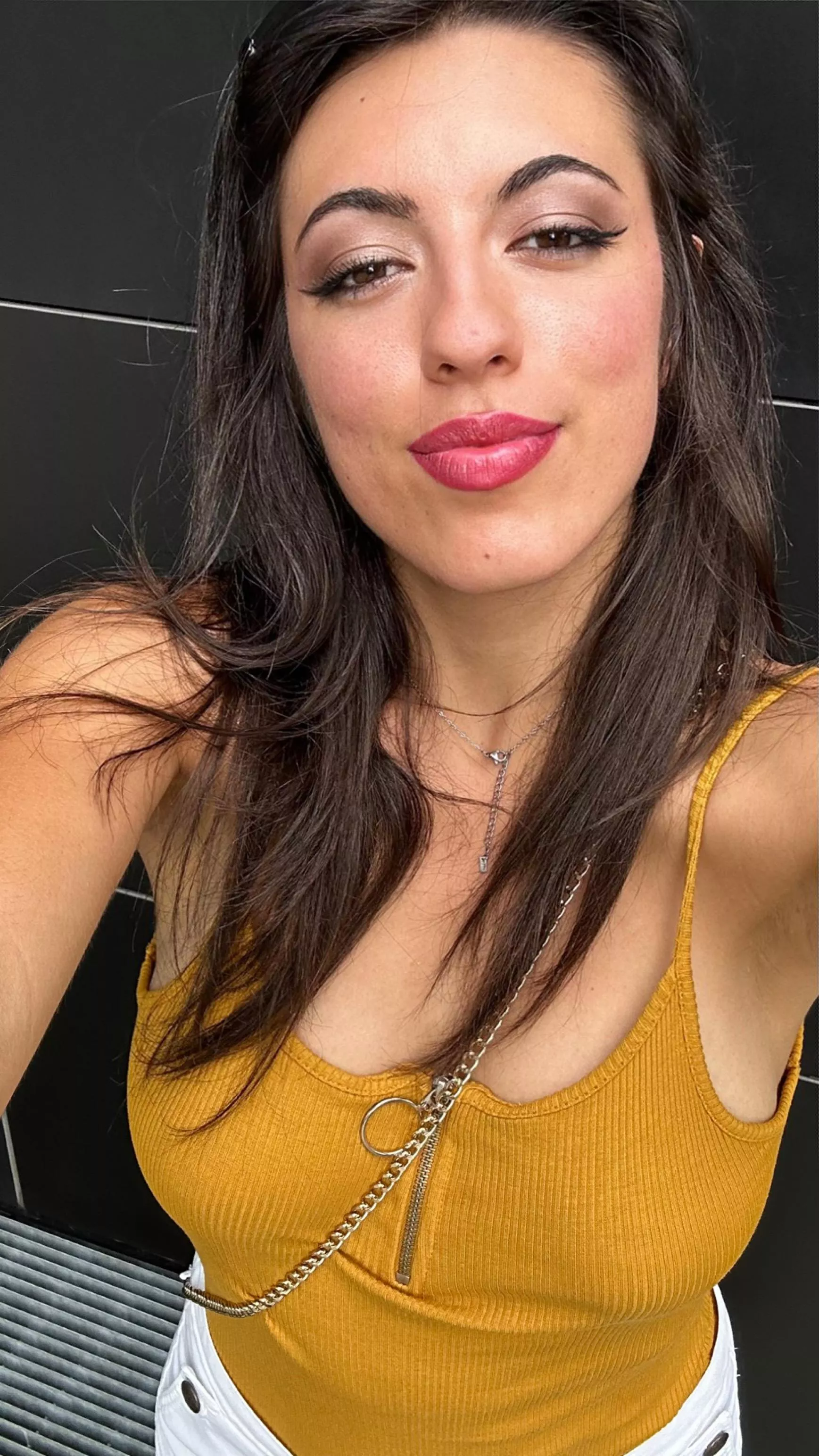 Can i wear this braless on our first date? F19