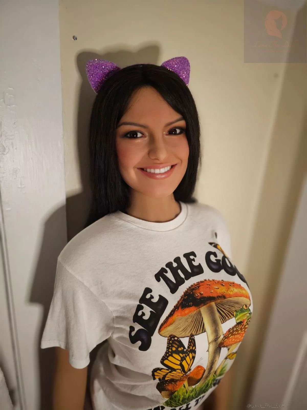 Lara likes the headband my friend bought for her 😺