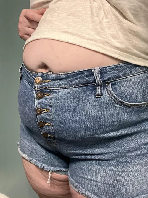 My last pair of shorts that fit are struggling 😮‍💨