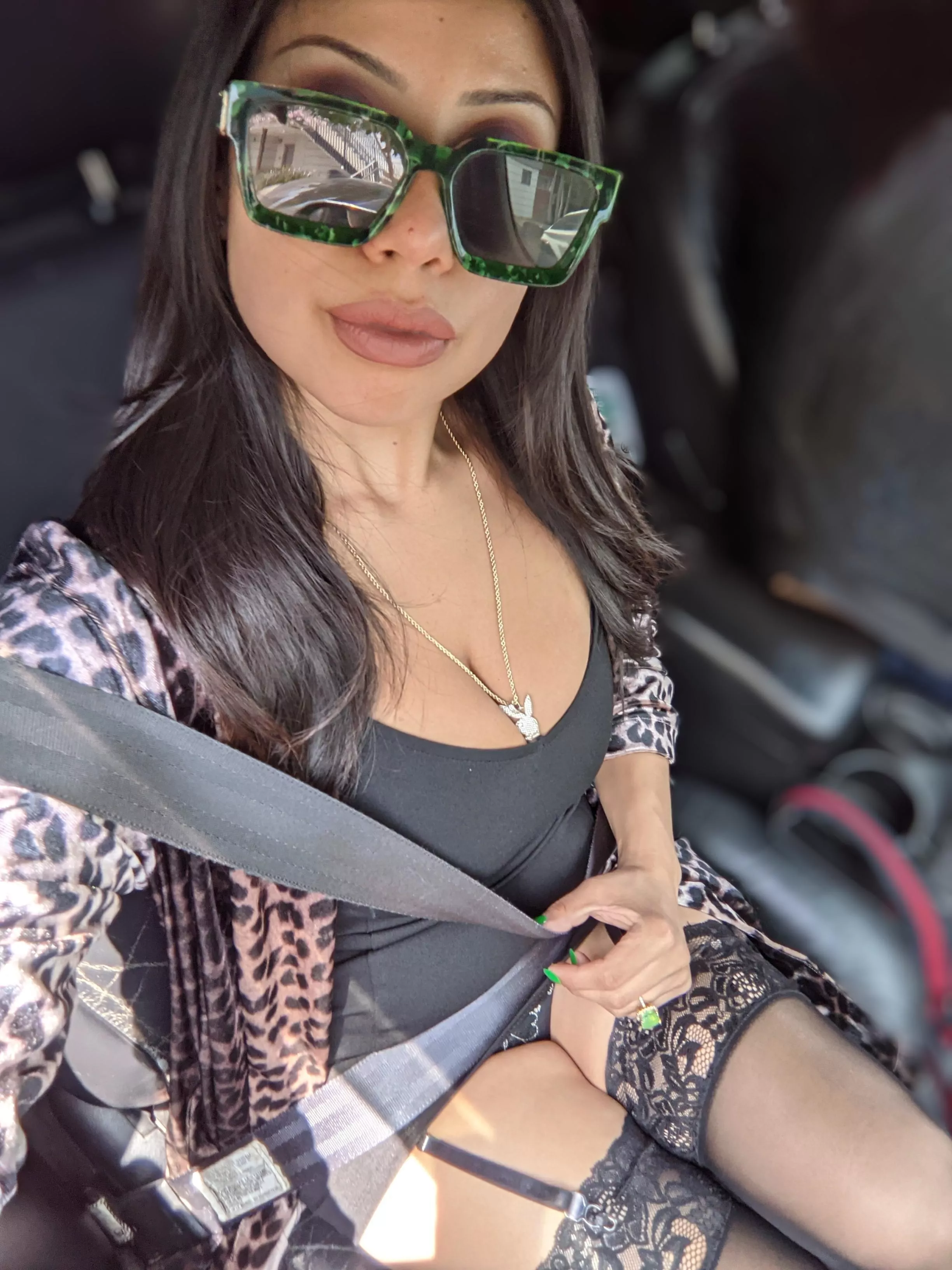 Sexy Latina with a golden throat