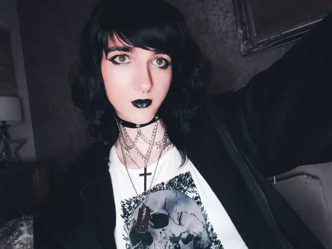 Today's my birthday so you have to be nice to me! (It's the rules) 🥀🖤