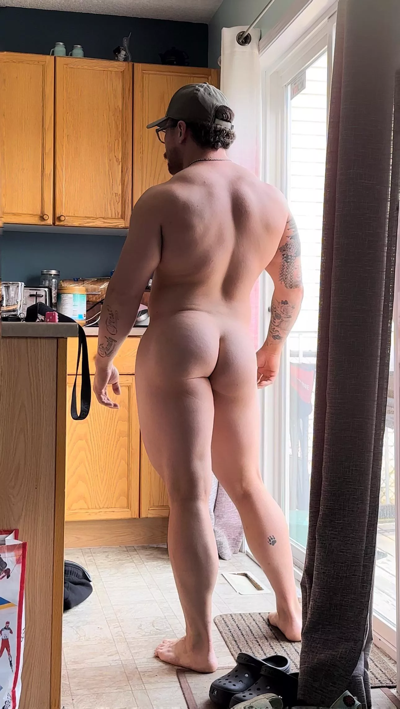 27 5’5” - I don’t think the neighbours saw