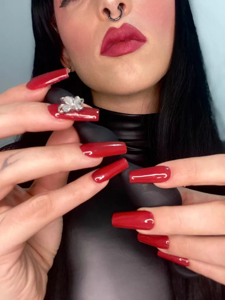 goddess with the power of my red nails 💅🏻😈