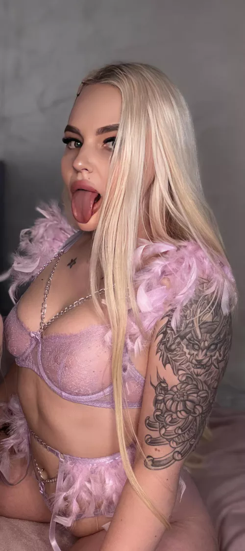 mmm.... I want to feel your hot and thick cum in my mouth