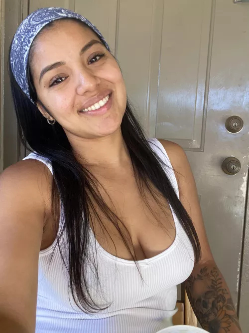 Smiles and cleavage🥰