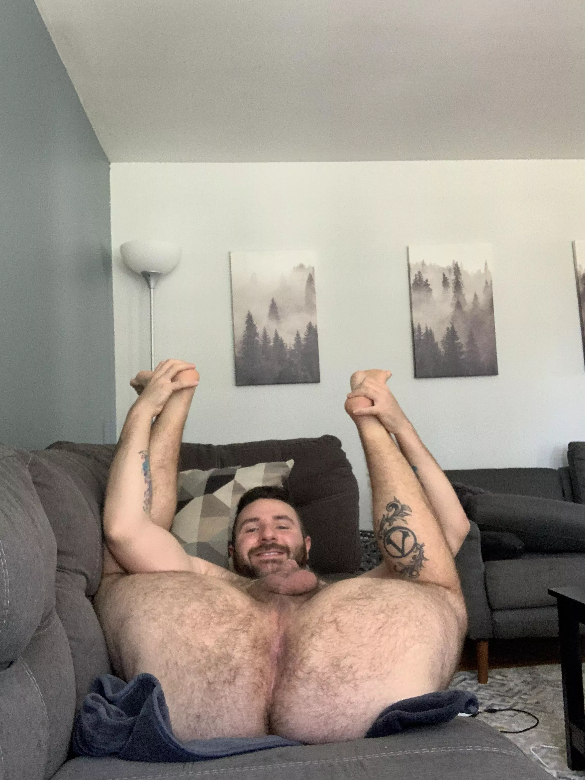 We have a whole weekend for you to fuck this hairy ass 😈