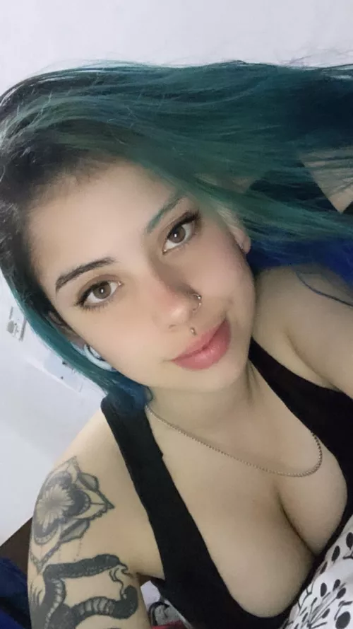 Would you want a goth with huge tits to suck you dry?😋