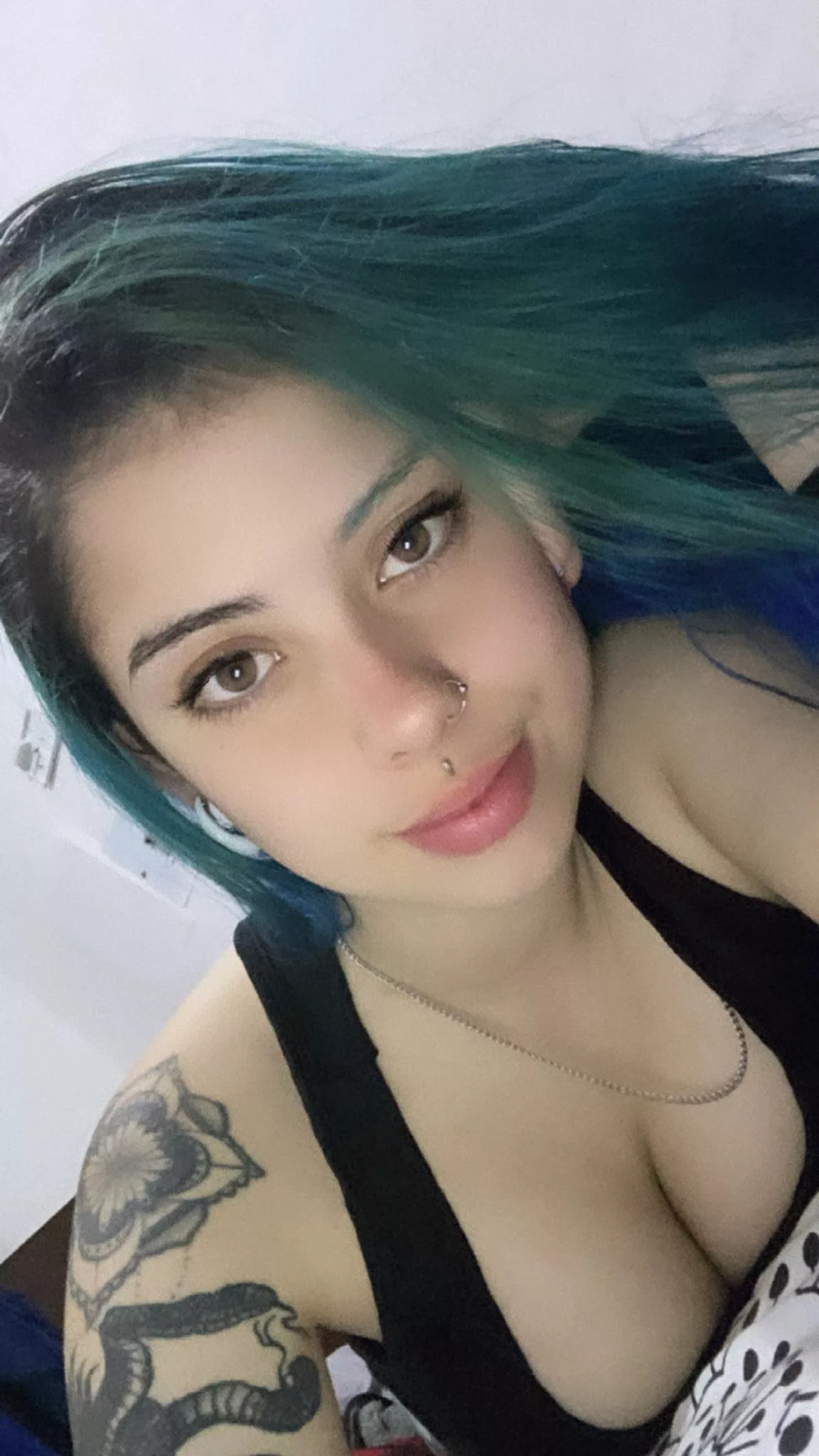 Would you want a goth with huge tits to suck you dry?😋