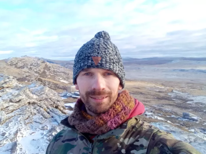 Y'all hot up there northern hem folks? Sprinkling of snow with me. Yes I'm aware I'm clashing a multicolour scarf with a camo jacket, it's how I roll 😅