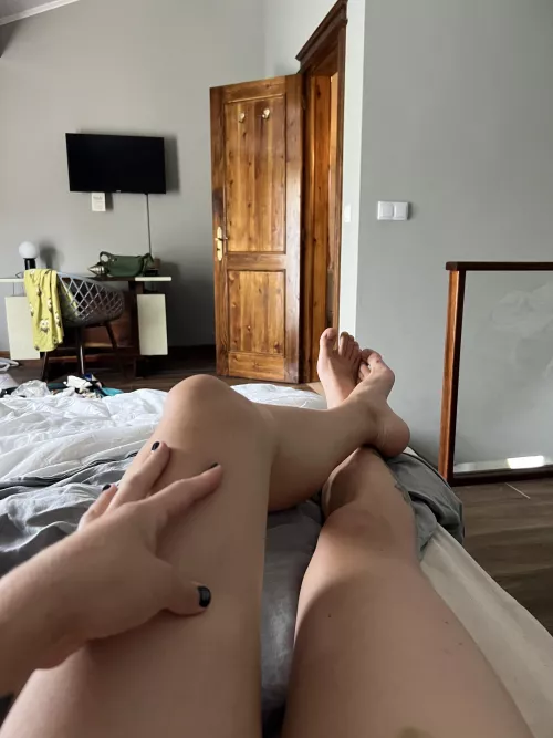 Your amazing reactions motivate to touch my smooth legs with my polished black nails ☺️🖤
