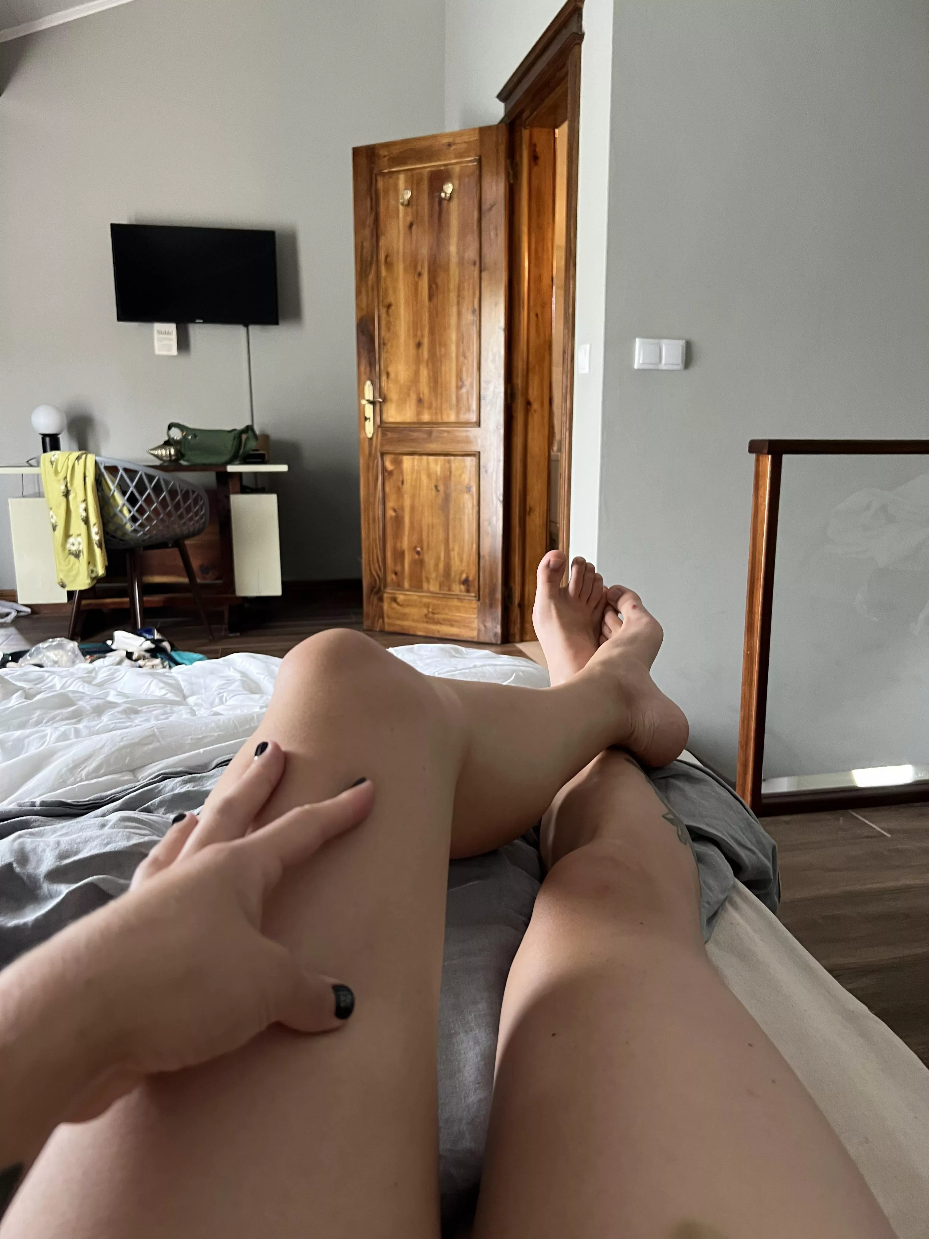 Your amazing reactions motivate to touch my smooth legs with my polished black nails ☺️🖤