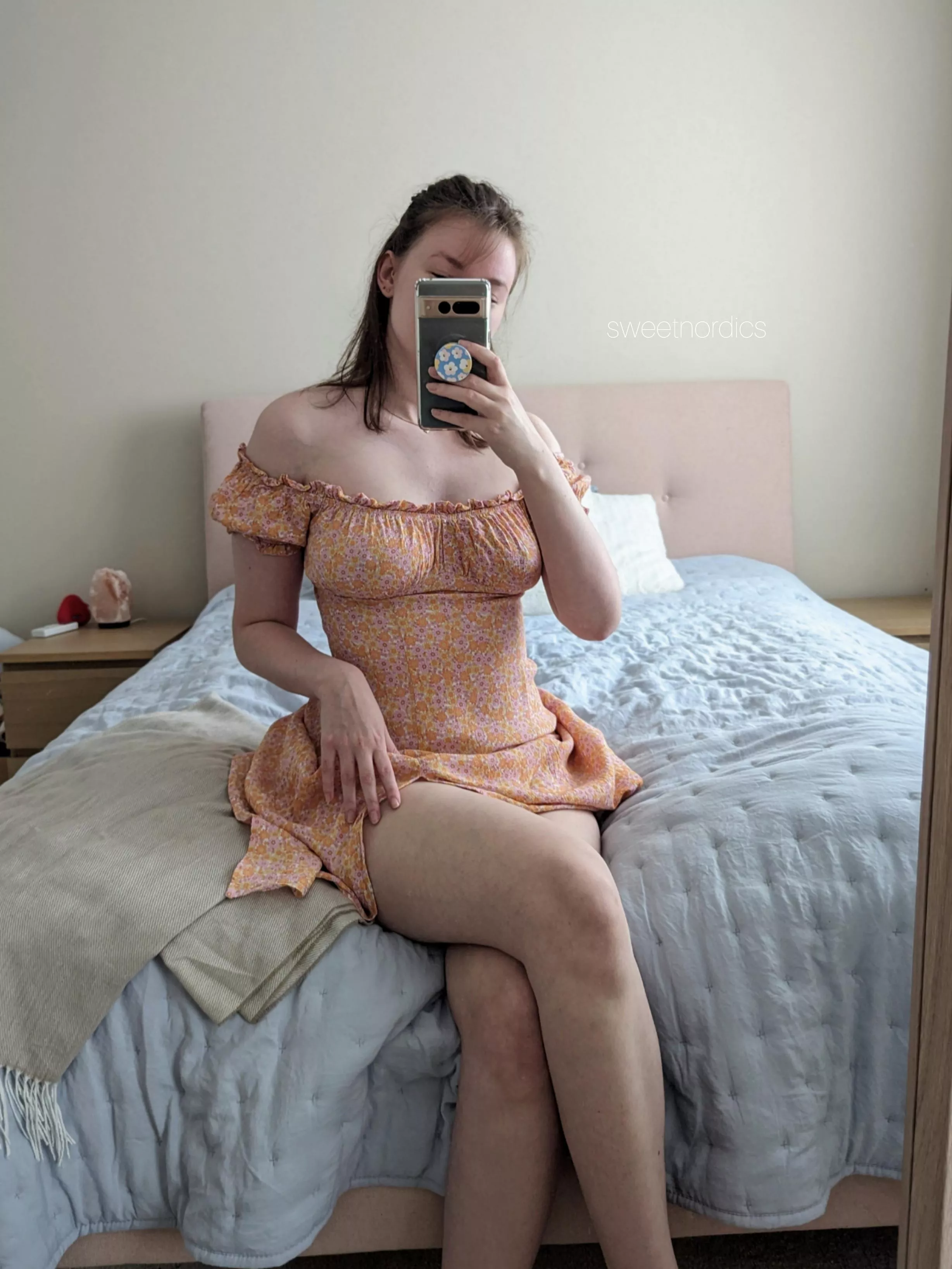 I think this dress looks great without a bra 😌