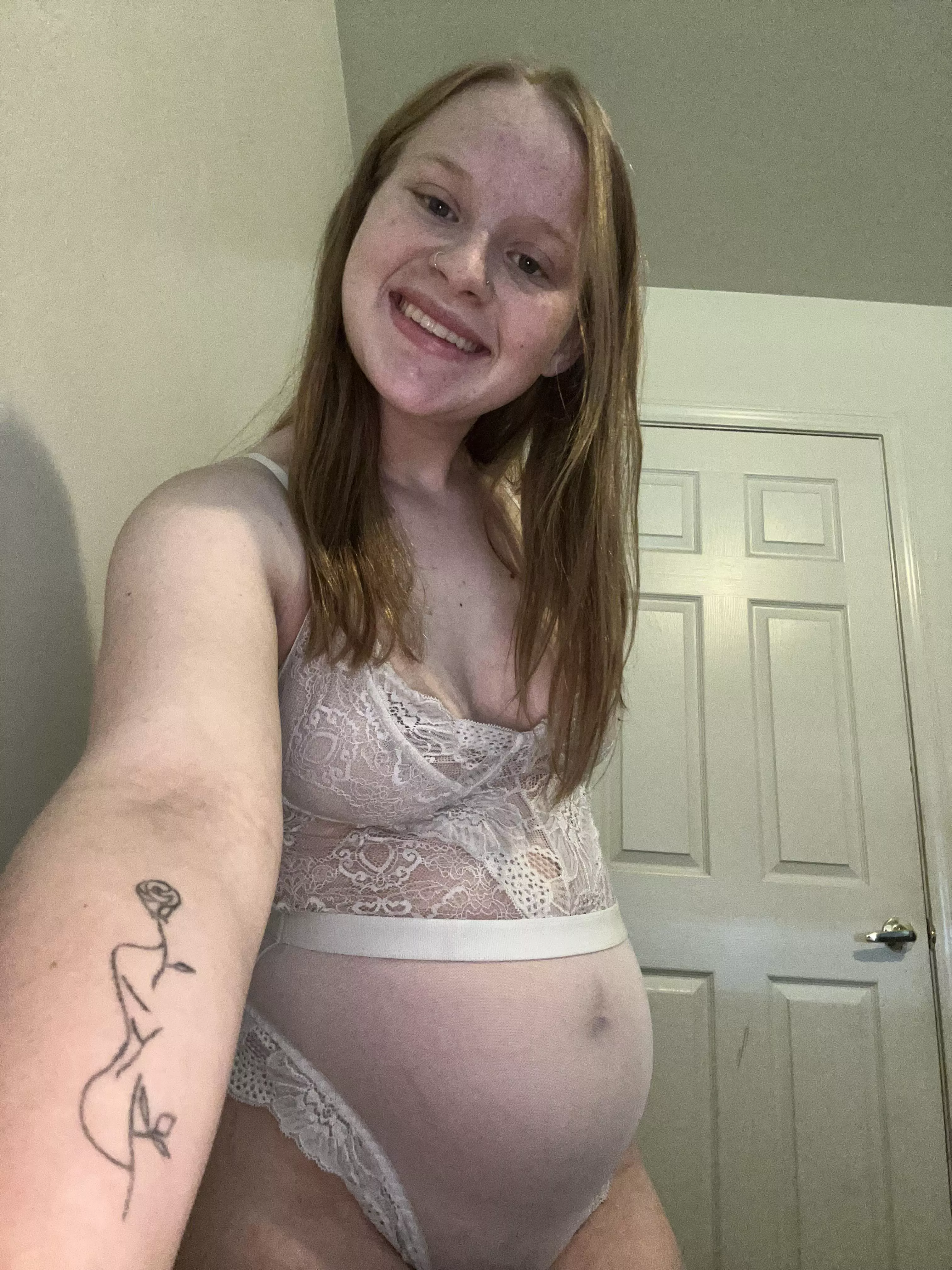 Just a 18 year old pregnant slut 😜