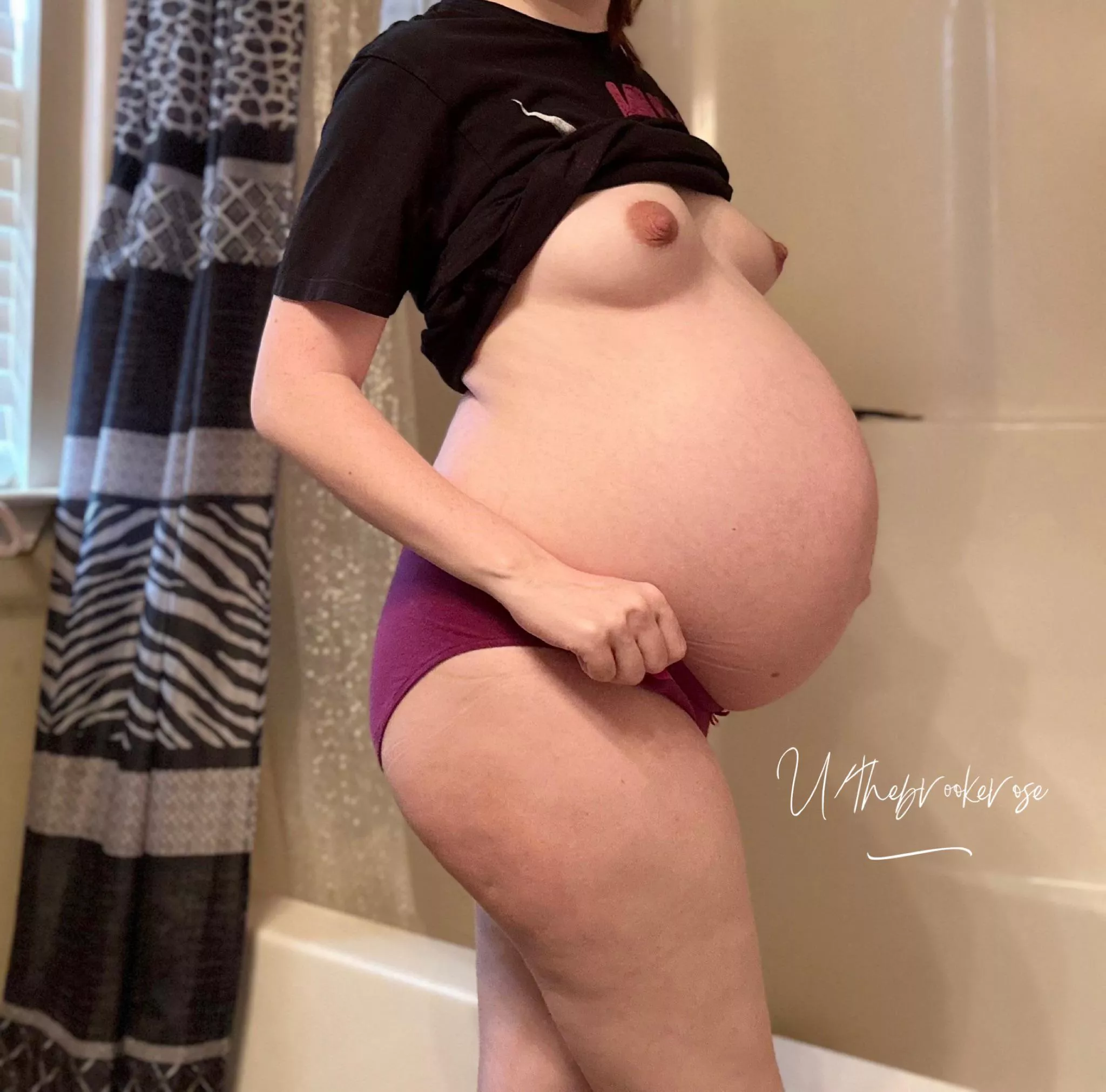 My bump is so big on my little body.🤰🏻