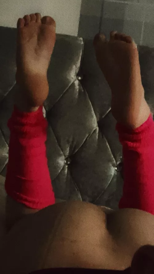 Who wants to cuff/restrain these little sissy feets 🤭