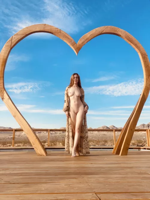 Hi ☺️ I’m streaming on myfreecams with 2 other models tonight from our desert getaway ☺️ join us around 6 pm pt