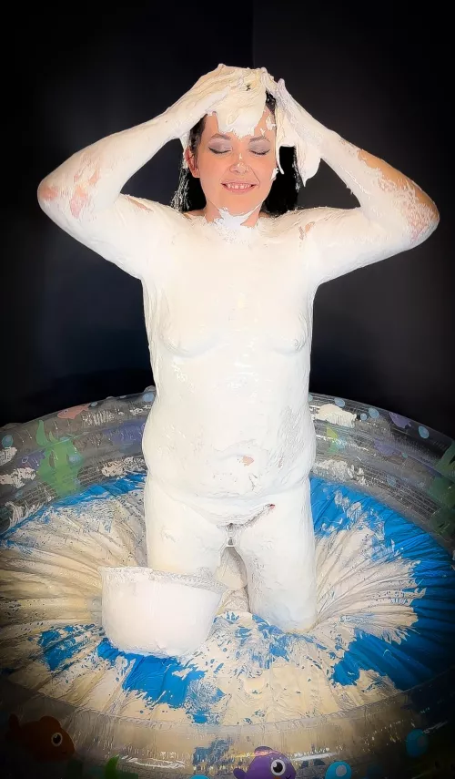 I think there might be Fluff in my muff 😈🤍