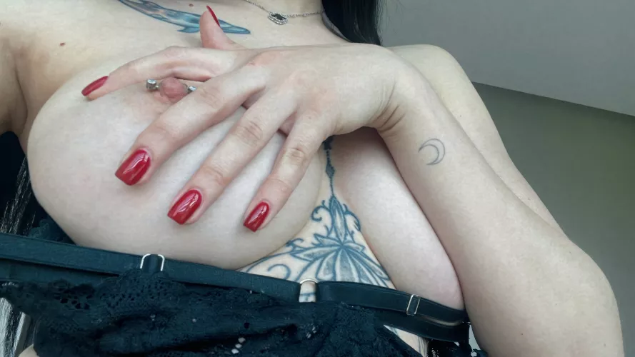 My red manicure looks amazing