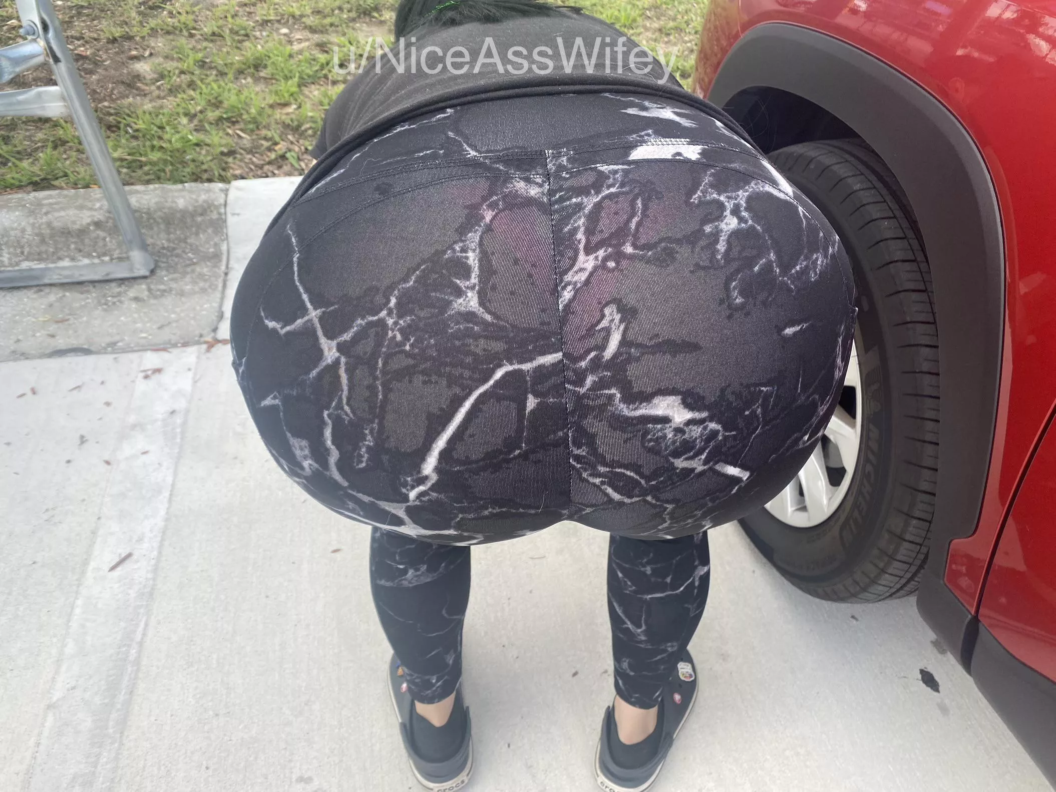 I think we have a flat tire honey, can you check it out?