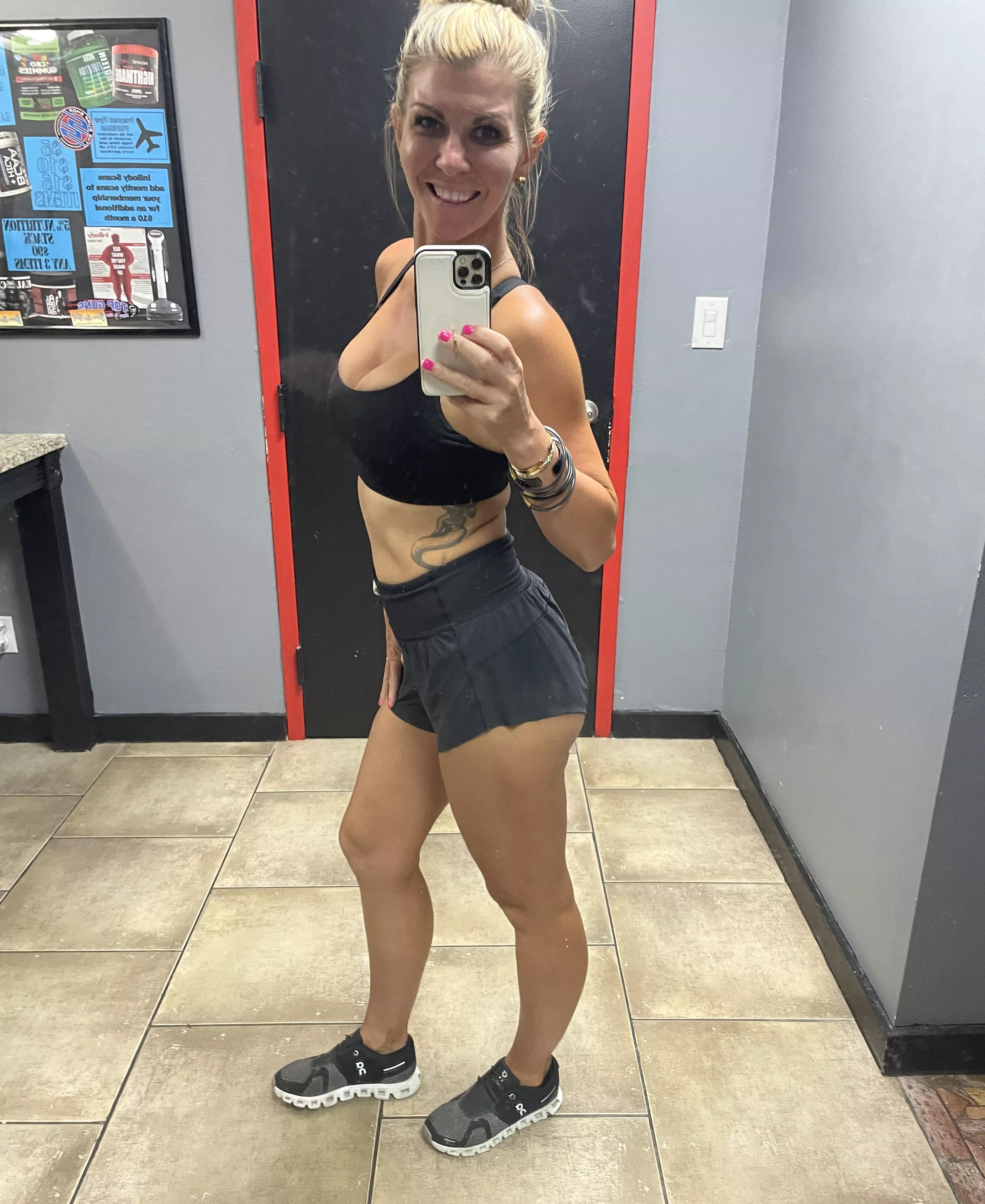39 year old fit Mom who loves Gym selfies.
