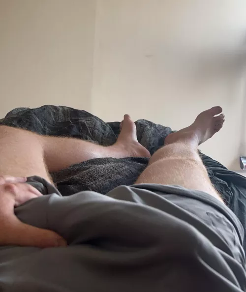 [28]— honestly hate underwear. The boys gotta breath. Looking for other dudes who like showing off, boys being boys in the locker room vibes. Ex hockey player here so other athletes are ideal