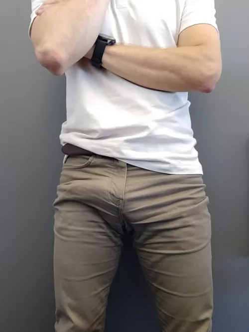 Ok to walk around the office like this or outline is too obvious?