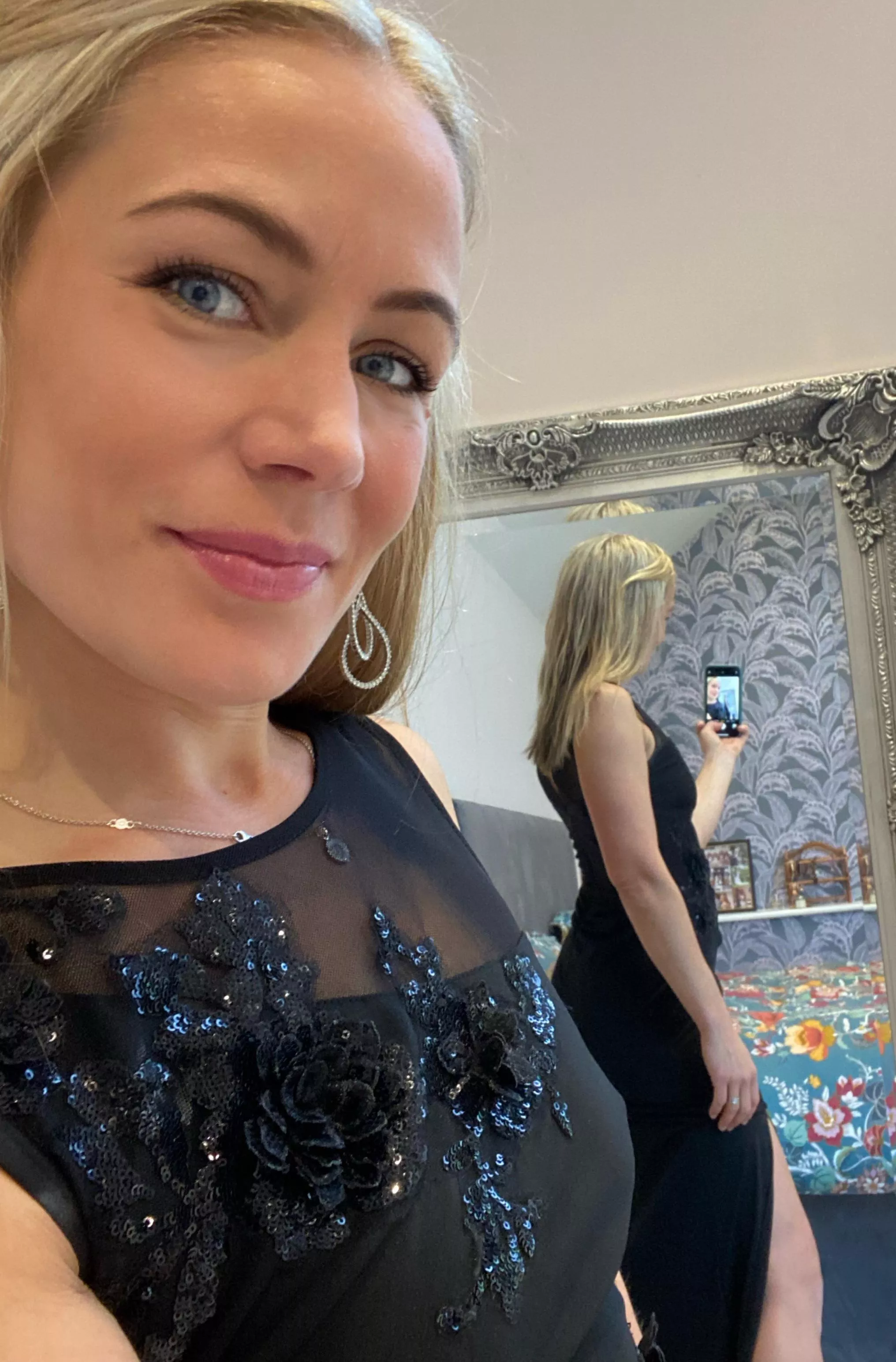 Out with friends! Dress to impress they said! (40 F)