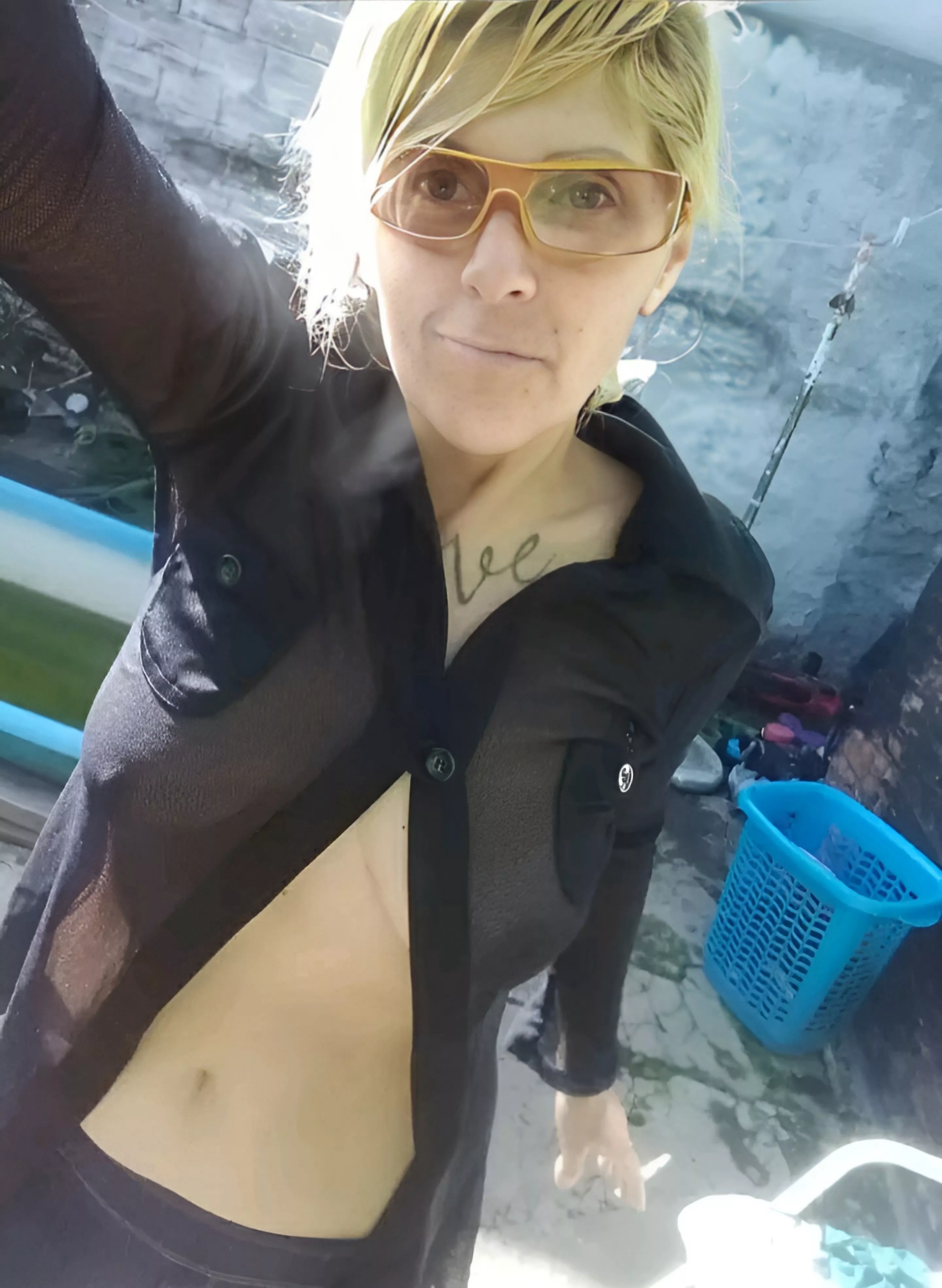 🎁 A charming blonde.