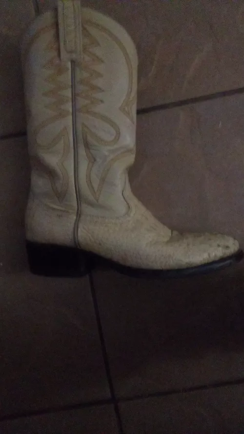Can any one identify these boots