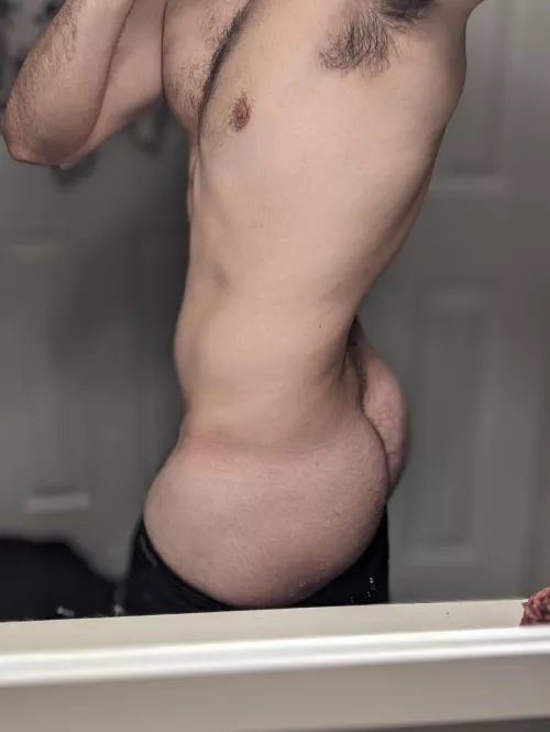 Straight guys pick on me for having a gay ass. Gay guys want to pick me up for having it 😏