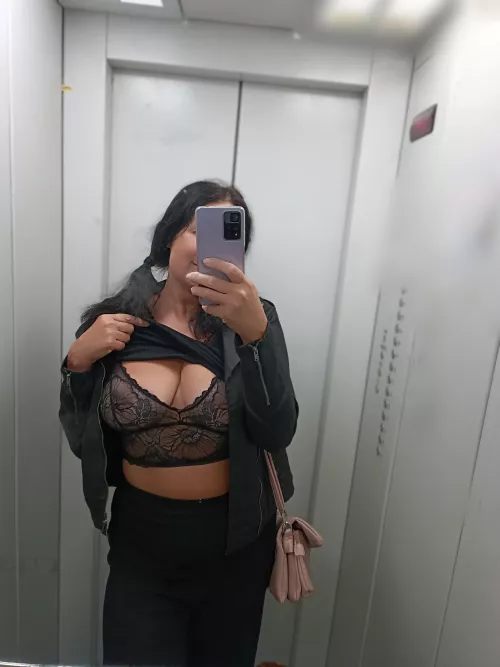 elevator selfie