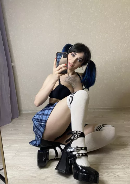 High heels and knee socks looks so adorable together, don't you think? [F]