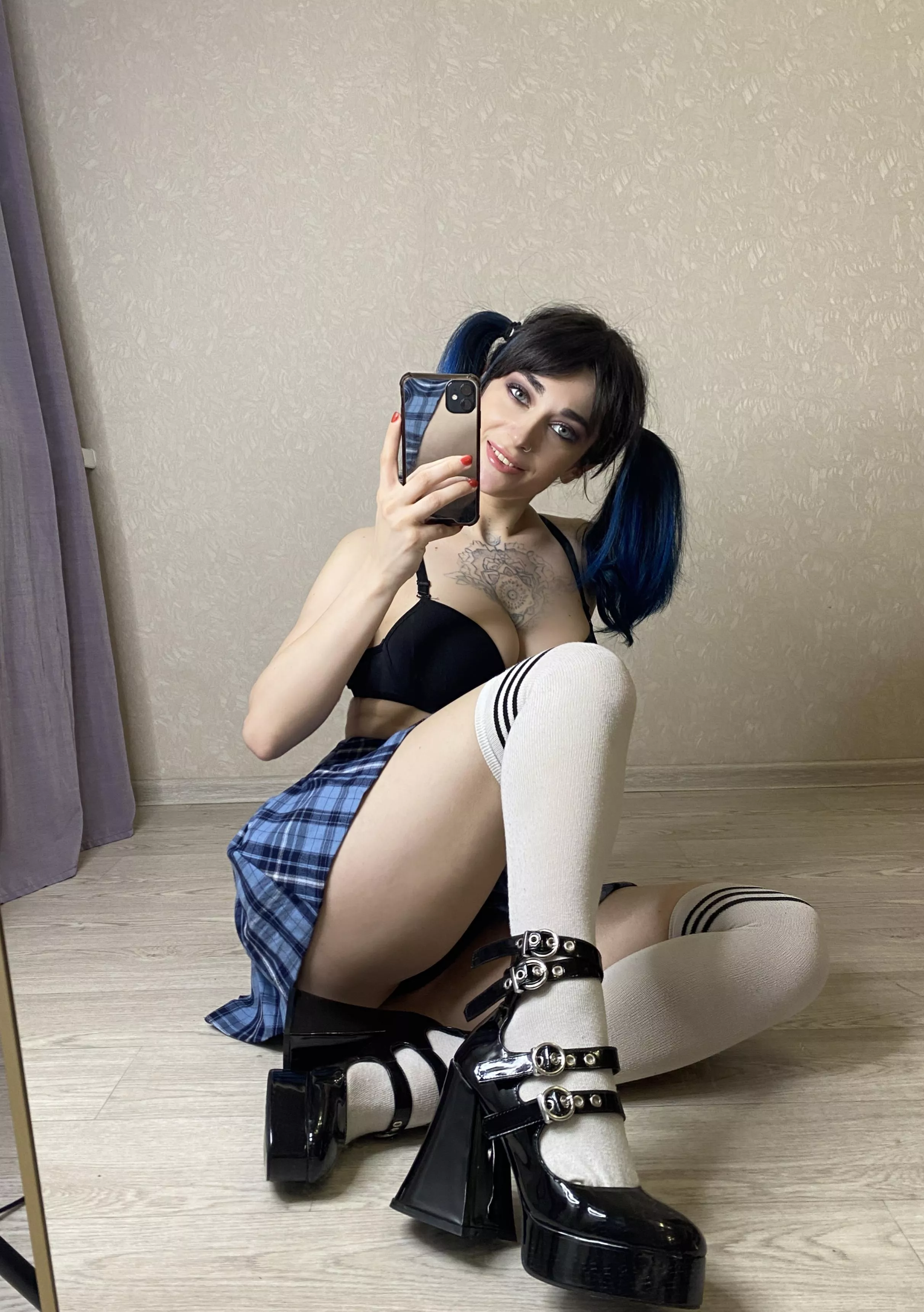 High heels and knee socks looks so adorable together, don't you think? [F]
