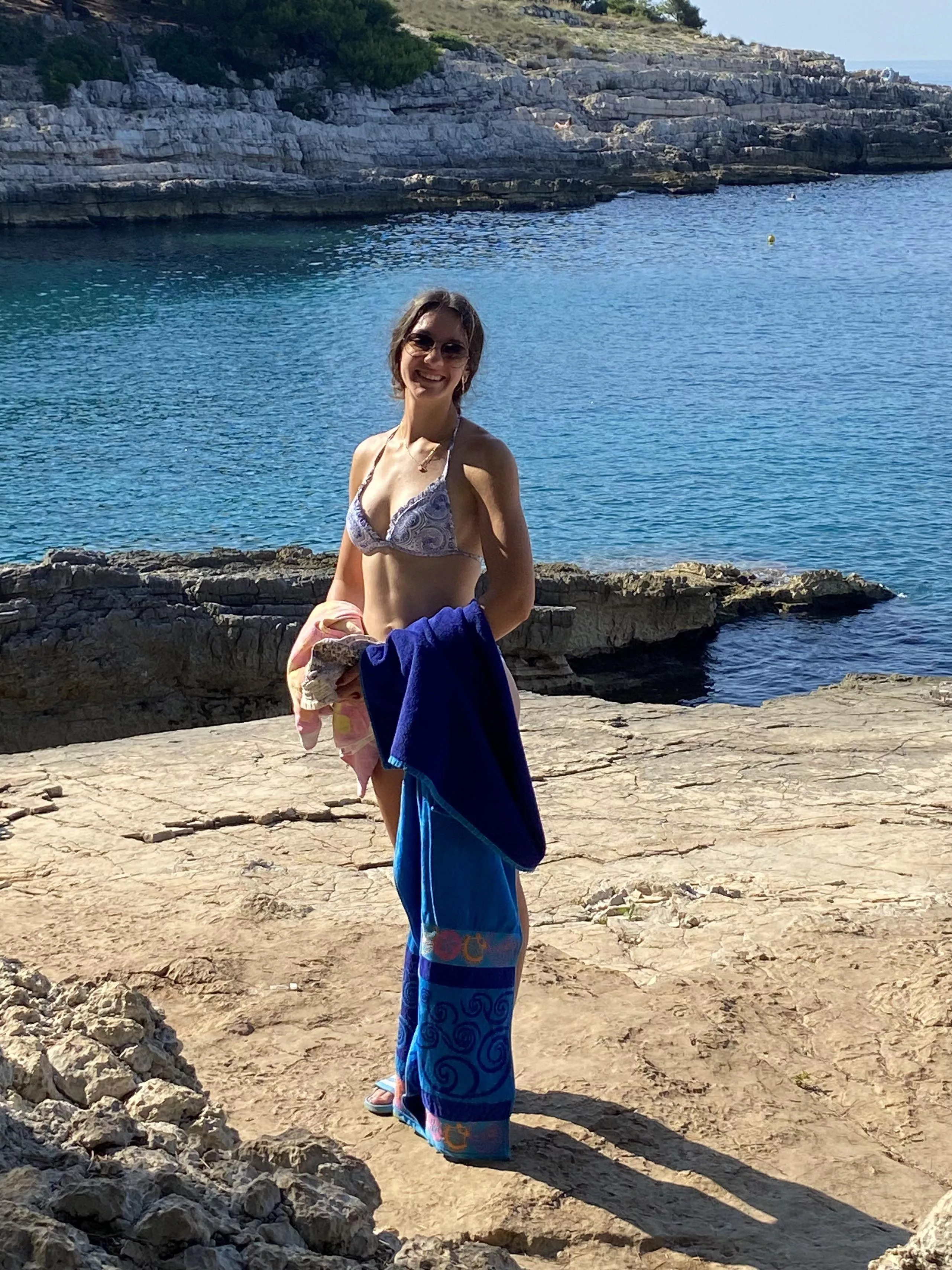 (18)Do you like my bikini? :)