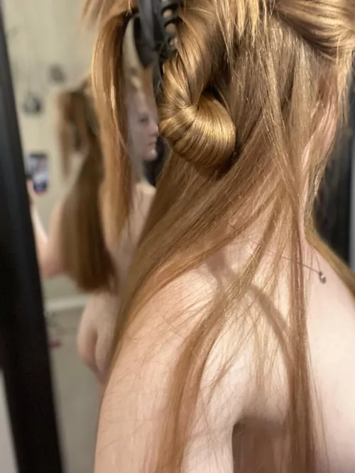 Loving this photo so much 🥰 I think I’m at waist length hair now.