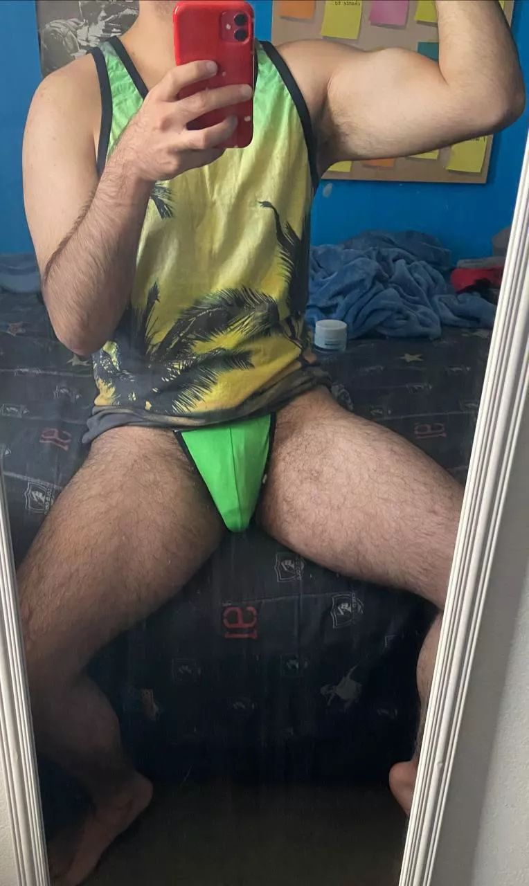 OMFG I really love wearing thongs, sutien and small briefs. Do you think I look good?