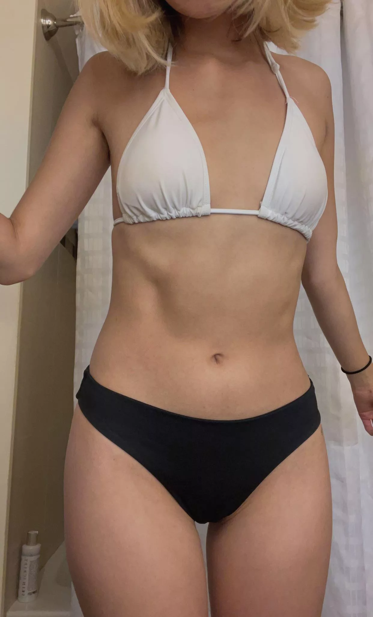 Took a pic of my thigh gap before I went swimming 💦