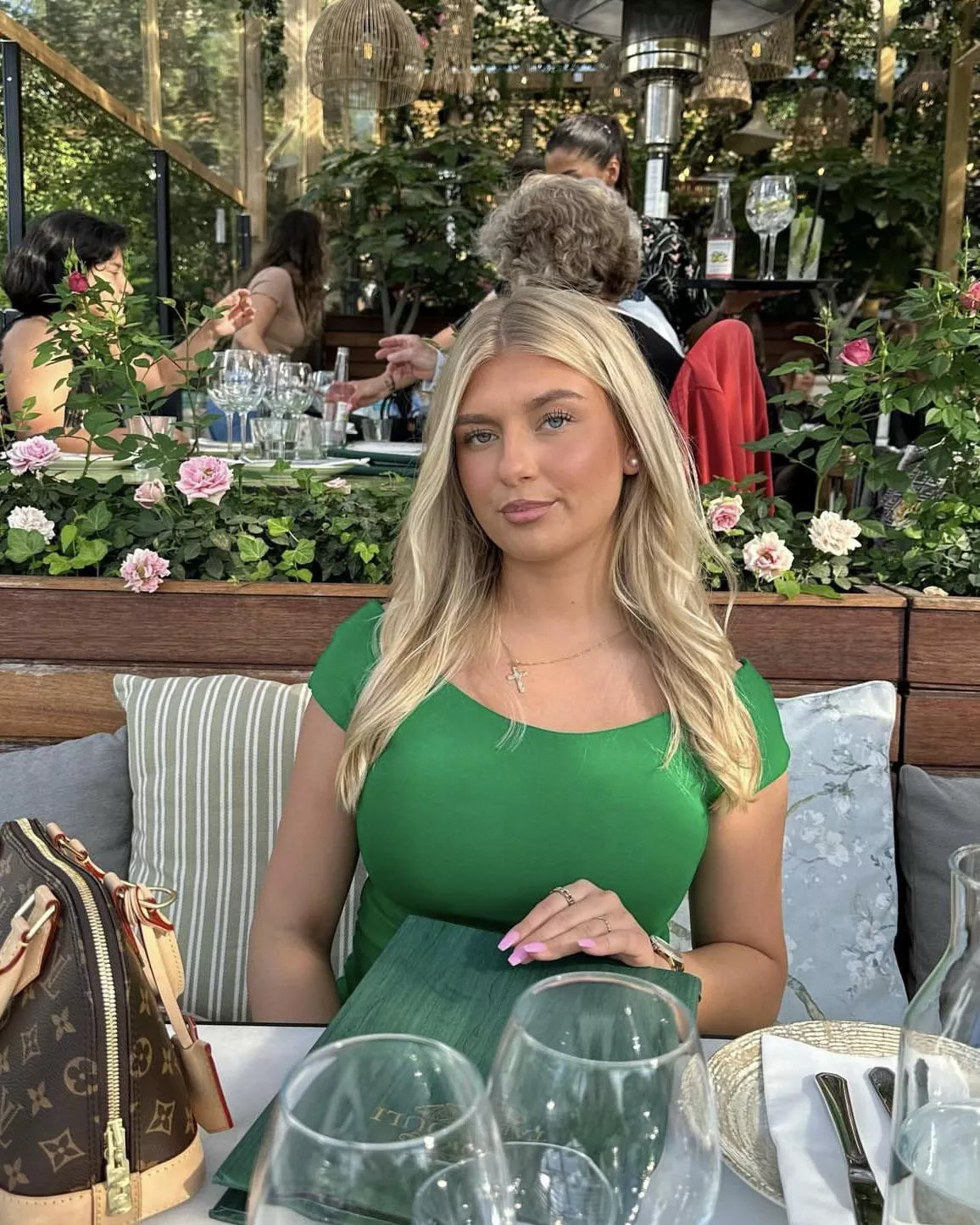 Dinner date tries to hide