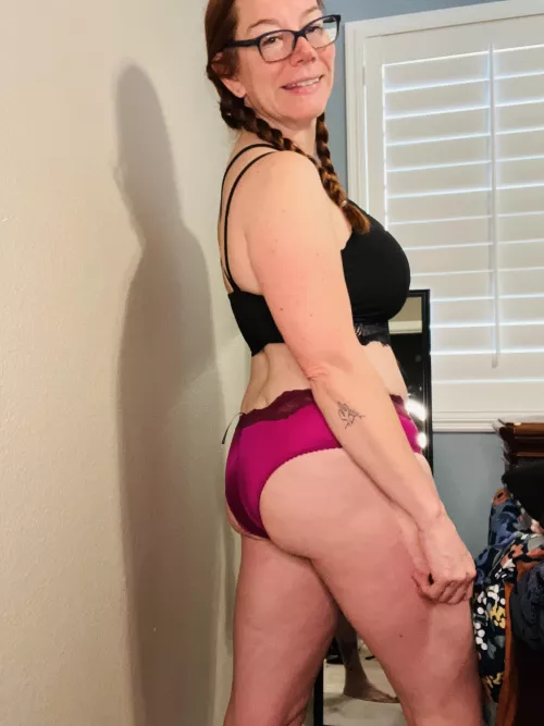Have you ever smelled and tasted the panties of a sexy older lady? Why not give it a shot… you’ll love it. Fet friendly older redheaded milf. Wearables and custom content. See pinned posts for info. [selling][usa] staring at $30