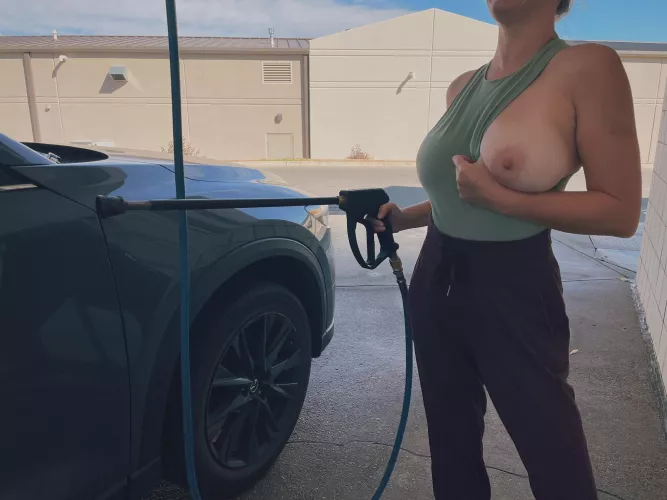 Having some fun at the car wash 💦