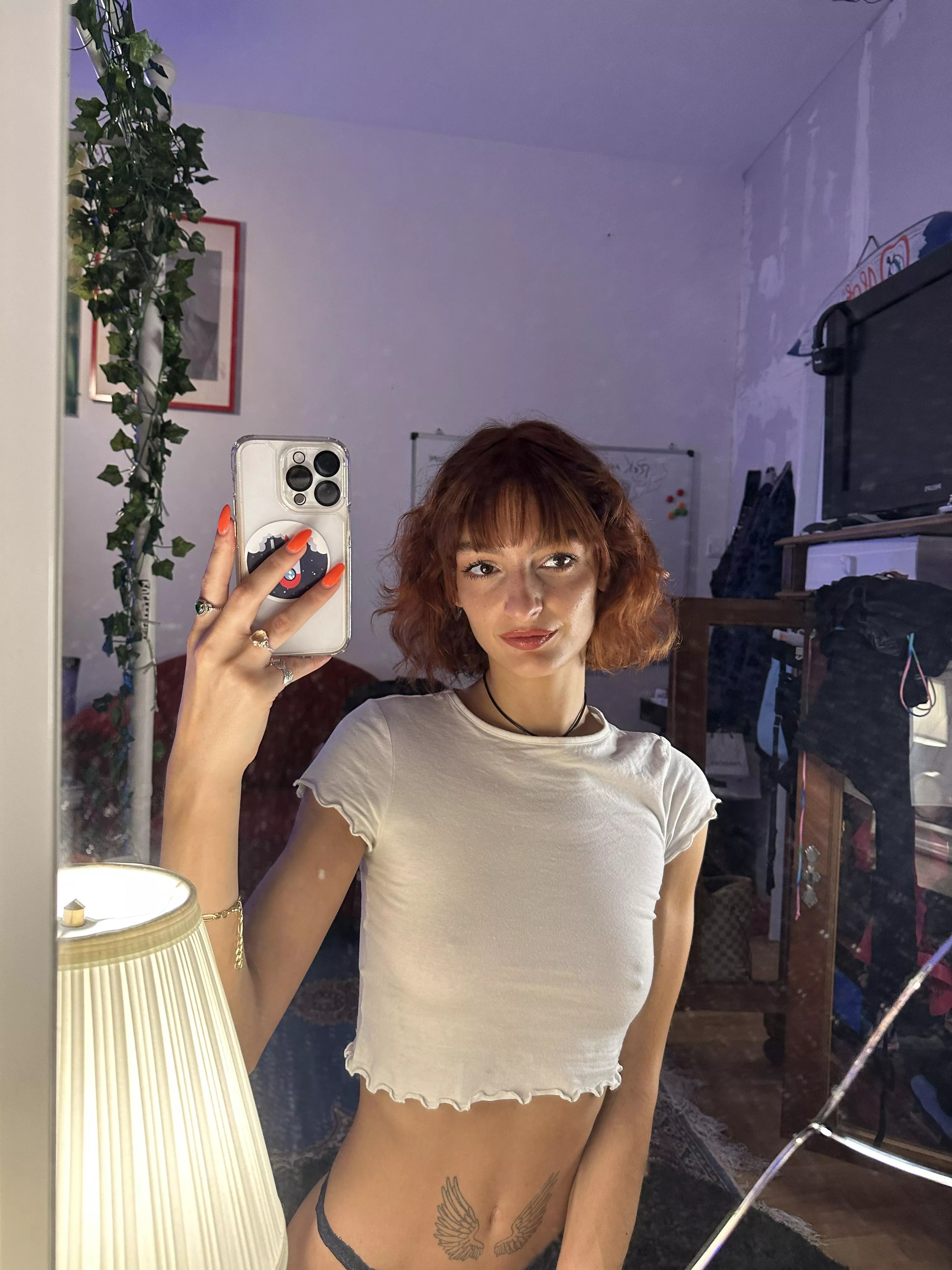 heard you're into cute girls in croptops :)