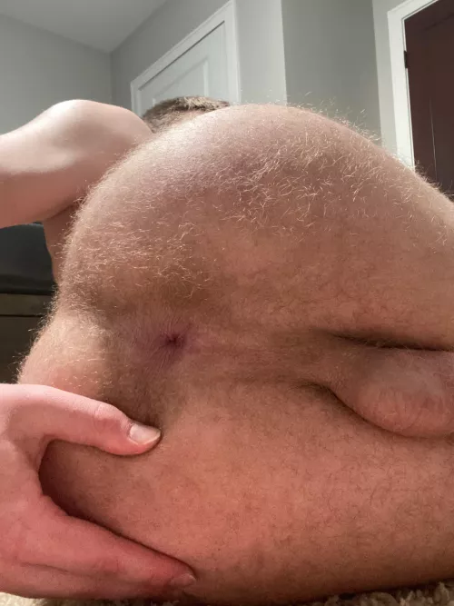 I love showing off my hairy ass 😈