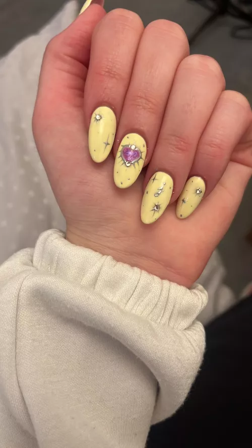 Pretty hands deserve to be worshipped 🤍