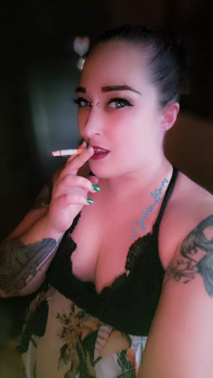Seductive Smoking Misstress💕