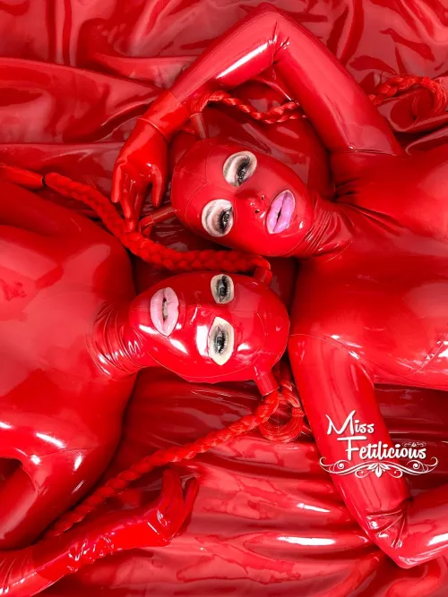 So much red latex! 🥰❤️ With my beautiful doll Lola Noir