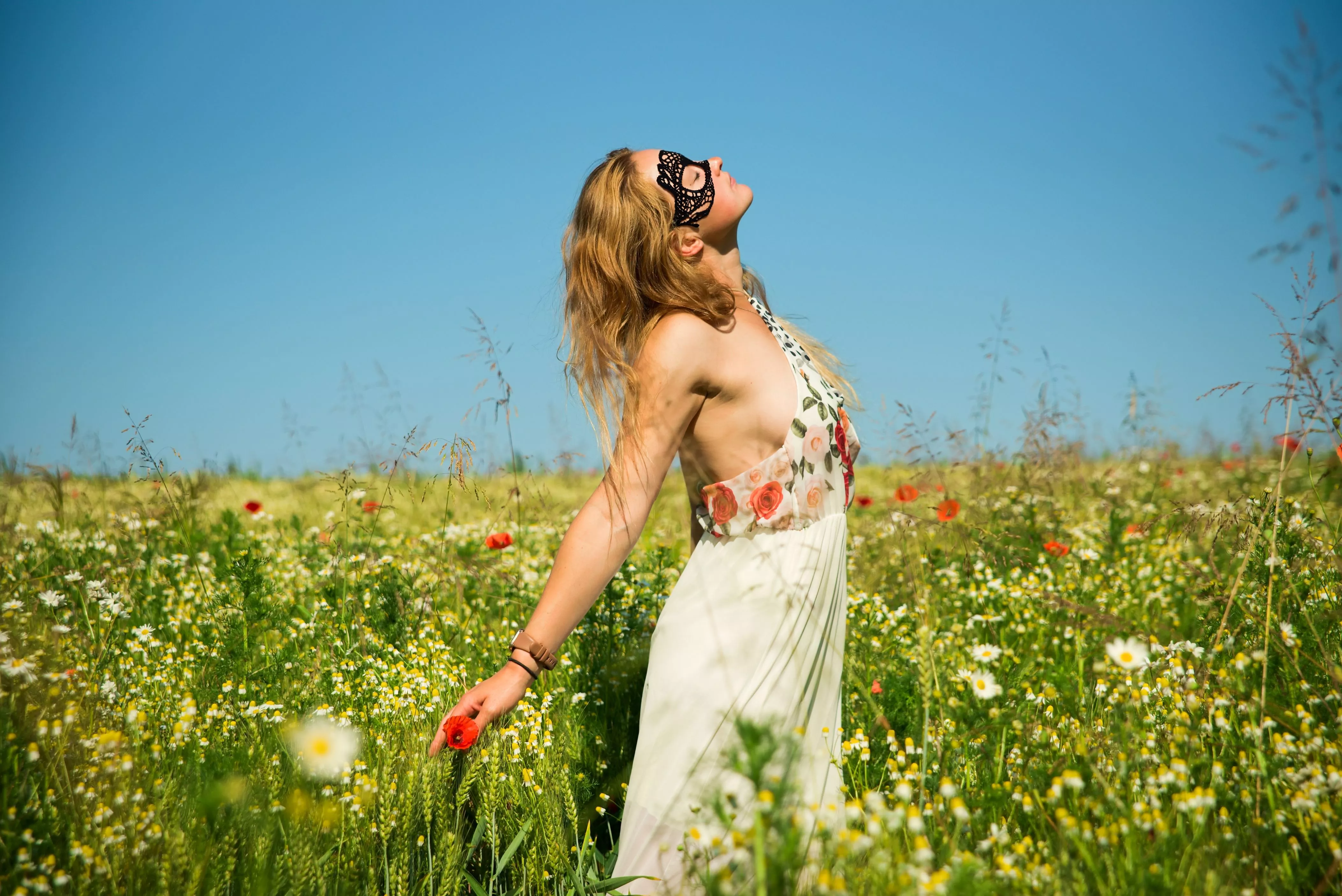 Wearing bras under dresses at summer should be a crime! 😇🌻